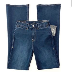 Size 27 used once very stretchy (high rise modern flares jeans)